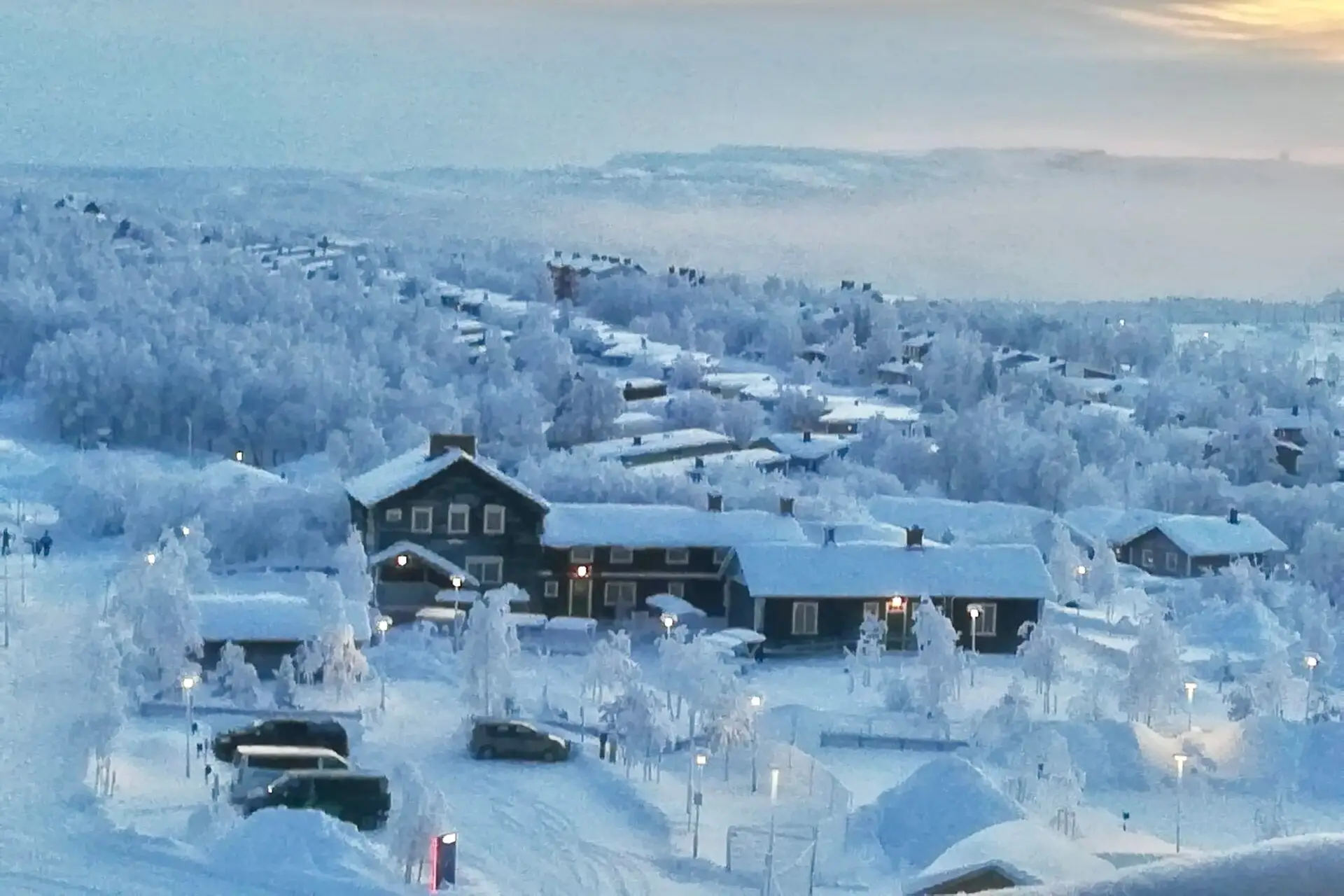 Kiruna in de winter, met besneeuwde daken en berijpte bomen
